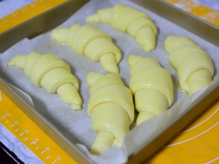 13、可颂牛角包,取出来,刷蛋水液