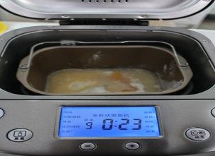 1、蔓越莓奶酥面包,把除黄油以外的材料放入面包机，启动和面程序