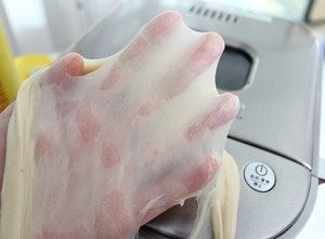 3、蔓越莓奶酥面包,揉到完全扩展阶段，手套膜