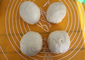 5、蔓越莓奶酥面包,发酵好的面团，拿出充分排气，分成4份