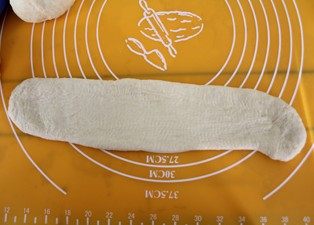 6、蔓越莓奶酥面包,取其中一份擀成长条状