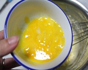 9、蔓越莓奶酥面包,分次加入全蛋液