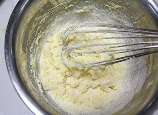 11、蔓越莓奶酥面包,加入奶粉混合均匀