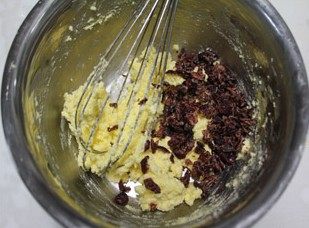 12、蔓越莓奶酥面包,加入切碎的蔓越莓干，蔓越莓奶酥馅即完成