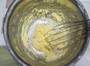 10、蔓越莓奶酥面包,充分搅打均匀