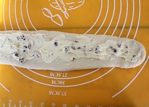 13、蔓越莓奶酥面包,在6步骤做成的长条状上抹上蔓越莓奶酥馅