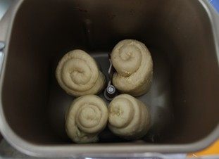 14、蔓越莓奶酥面包,卷好放入面包机