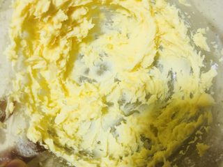 3、蔓越莓饼干,启动打蛋器，将黄油打发至发白蓬松的羽毛状。