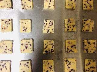 10、蔓越莓饼干,摆放烤盘内。