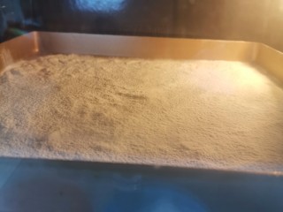 1、加油鸭*卡通棉花糖,烤盘底部铺满玉米淀粉，160℃烘烤10分钟左右，多加注意不要烤糊掉