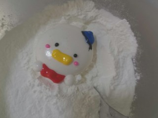 13、加油鸭*卡通棉花糖,从底部弄下来放在余外准备的玉米淀粉里(需要烤熟)