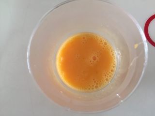 1、口袋面包仔,打一个鸡蛋，打散，30g用来和面，剩下的用来擦面包表面