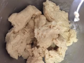 7、口袋面包仔,和面2分钟，把面团撕成一块块