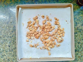 1、美味核桃酥,1.生核桃仁提前在烤箱里烤熟。