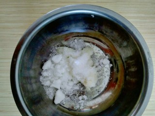 3、美味核桃酥,3.猪油与绵白糖混合。