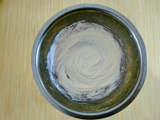 4、美味核桃酥,4. 用手动打蛋器或者电动打蛋器打到有纹路。