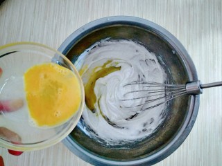 5、美味核桃酥,分两次加入蛋液。半夜加的时候留一点儿底儿用来刷表面