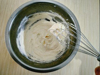 6、美味核桃酥,把鸡蛋打均匀，打到猪油能出现小直角