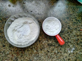 7、美味核桃酥,面粉，泡打粉，玉米淀粉混合在一起。普通家用面粉就可以。