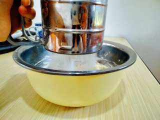 8、美味核桃酥,分两次过筛到猪油里 用刮刀搅拌均匀。