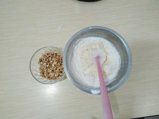 9、美味核桃酥,第二次搅拌面粉的同时加入核桃碎。