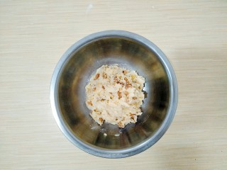 10、美味核桃酥,搅拌成均匀的面团，如果面团太软的话放到室温冷藏一会儿。