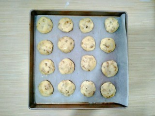 11、美味核桃酥,每个面团20克，压成小饼放到烤盘内。