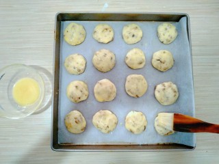 12、美味核桃酥,在核桃酥的表面刷上一层薄薄的蛋液。