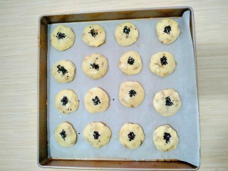 13、美味核桃酥,刷完蛋液的核桃树上面点缀一些黑芝麻。