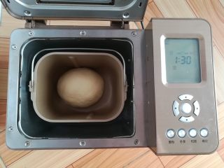 3、经典白吐司,收圆一下面团，让面团进行第一次发酵