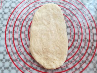 6、经典白吐司,取一个面团擀成长的牛舌状