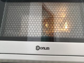 12、经典白吐司, 吐司盒上盖一层保鲜膜，放入烤箱内发酵40分钟