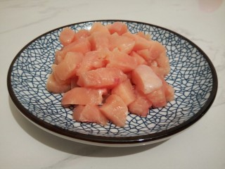 2、#咸味#盐酥鸡米花,再切成丁