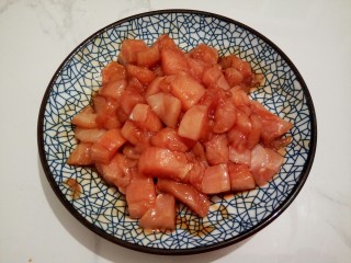 5、#咸味#盐酥鸡米花,十三香少许拌均匀