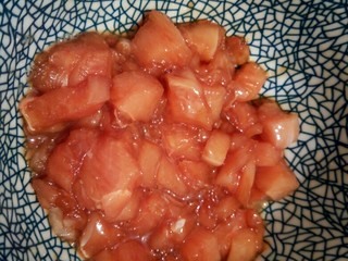 8、#咸味#盐酥鸡米花,腌制好的鸡胸肉，加一勺鸡蛋液搅拌