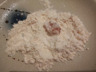 9、#咸味#盐酥鸡米花,用筷子夹一粒，裹一层玉米淀粉（没有玉米淀粉也可以用低筋面粉代替）