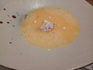 10、#咸味#盐酥鸡米花,再裹一层剩余的鸡蛋液