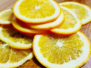 3、香橙蛋糕卷,切成薄片