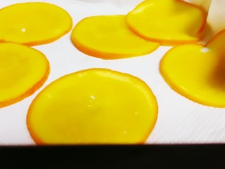 5、香橙蛋糕卷,放入吸水纸上将水晾干