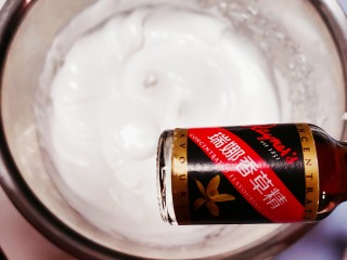 9、香橙蛋糕卷,蛋白中加入香草精三滴白砂糖分三次加入打发