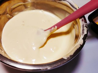 10、香橙蛋糕卷,打发好后分三次加入到蛋黄面糊中（最后一次将蛋黄面粉倒入蛋白中）