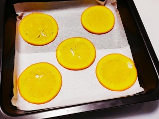 11、香橙蛋糕卷,将晾干的香橙放入垫有油纸的烤盘中