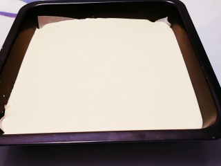 12、香橙蛋糕卷,将面糊倒入烤盘里，震荡出大气泡