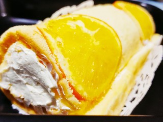 15、香橙蛋糕卷,抹上奶油放入芒果即可