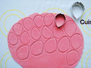 4、国色天香立体饼干,面团擀薄片,用大中小花瓣模具刻出花瓣。