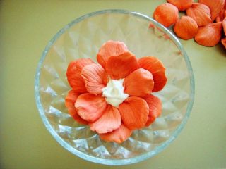 17、国色天香立体饼干,待糖霜晾干后再挤上一层糖霜,摆放上中号花瓣。