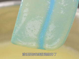 7、抹茶冰淇淋层层叠,煮到泡泡基本上消失，冒许多热气，那这个蛋奶糊就做好了，可以像图中这样画一条横线，如果能保持不消失，也可以证明蛋奶糊做好了