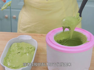 15、抹茶冰淇淋层层叠,冰淇淋做好之后，我们用一个塑料的勺子或者是刮刀，把冰淇淋装进刚才已经冷冻过的盘子里面，然后盖上保鲜膜进入冰箱里面冷冻定型，马上吃是可以，但融化得太快，吃得会很辛苦哦