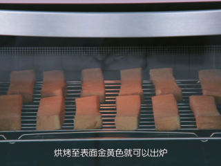 18、抹茶冰淇淋层层叠,把吐司条用叉子涂上蜂蜜，大家也可以用刷子来刷，有时候我觉得刷子刷太多刮不下来，所以我喜欢用叉子来涂，然后把它们送入烤箱上下火200度中下层烘烤6分钟左右变成金黄色就可以出炉了