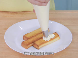 20、抹茶冰淇淋层层叠,把吐司条和淡奶油冰淇淋和红豆沙组装在一起，吐司条配合这个冰淇淋简直就是绝配太好吃了，如果你觉得组装麻烦，可以直接拿吐司条沾冰淇淋吃，会有惊喜哦